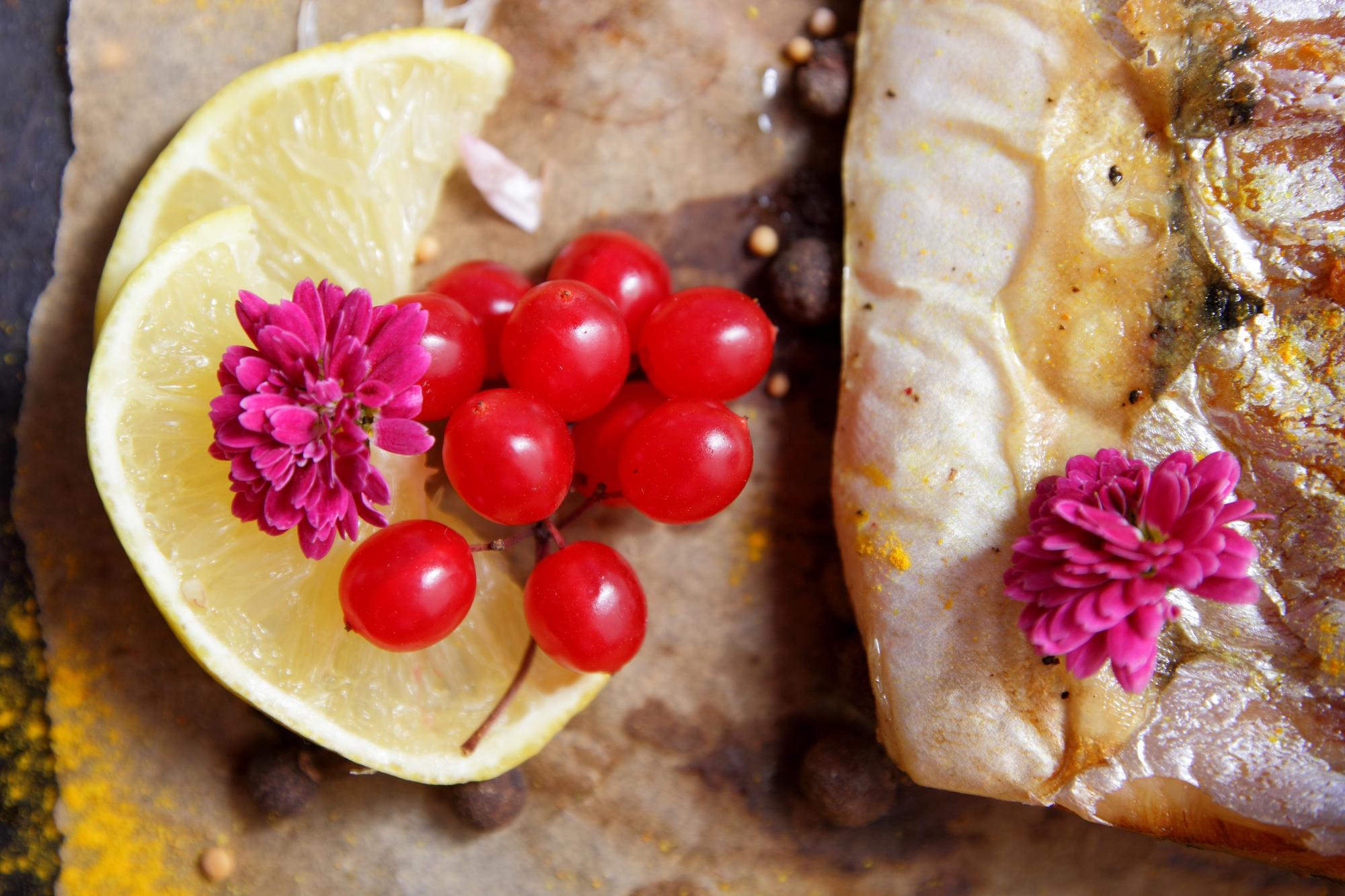 Nahaufnahme: geräucherte Fischrolle mit Kräuteröl